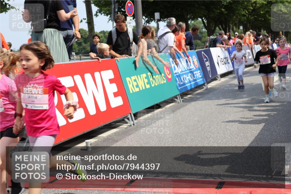 15.06.2025 - REWE Women's Run Strokosch-Dieckow http://msf.ph/oto/7944397 15.06.2025 11:36:12 Ziel 119, 129, 138, 141, 182, 196, 202, 219, 243, 266, 271 meine-sportfotos.de
