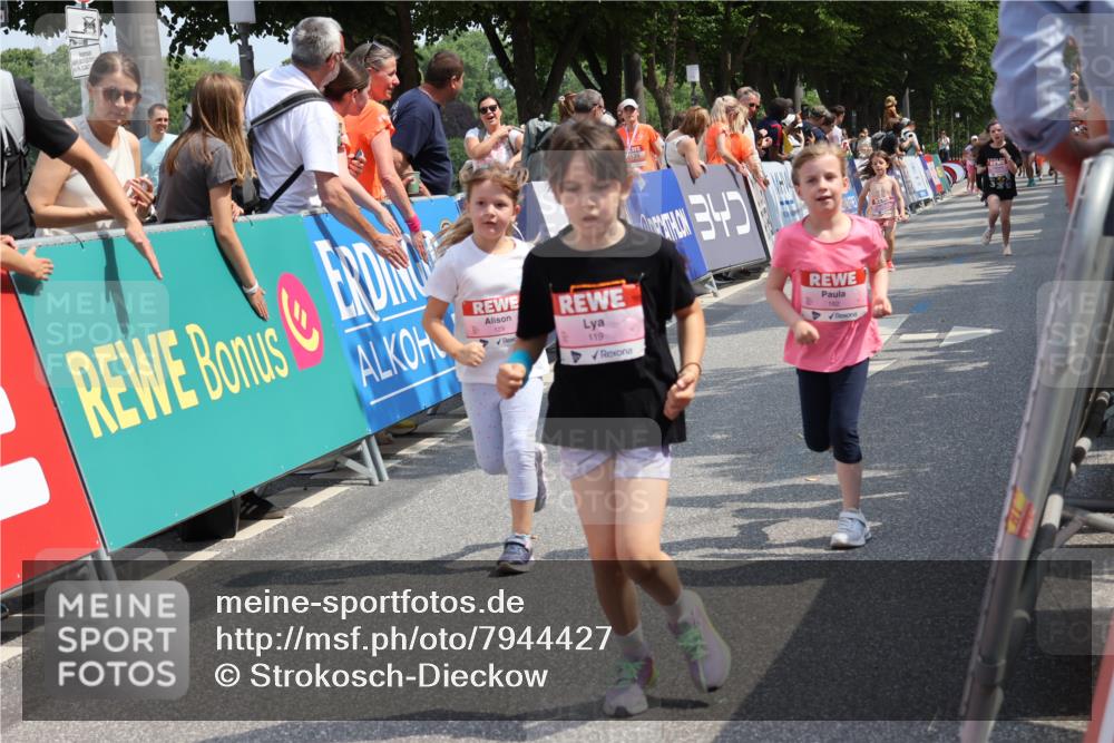 15.06.2025 - REWE Women's Run Strokosch-Dieckow http://msf.ph/oto/7944427 15.06.2025 11:36:13 Ziel 119, 129, 138, 182, 196, 202, 219, 241, 243, 266, 271 meine-sportfotos.de