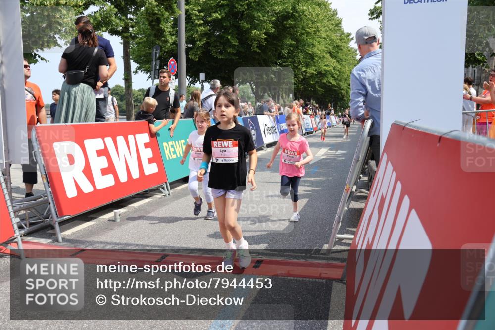 15.06.2025 - REWE Women's Run Strokosch-Dieckow http://msf.ph/oto/7944453 15.06.2025 11:36:14 Ziel 119, 129, 138, 182, 196, 202, 219, 241, 243, 271 meine-sportfotos.de