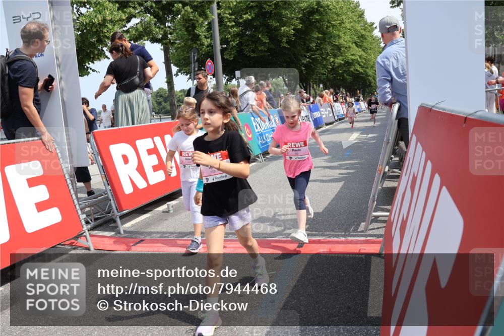 15.06.2025 - REWE Women's Run Strokosch-Dieckow http://msf.ph/oto/7944468 15.06.2025 11:36:14 Ziel 119, 129, 138, 182, 196, 202, 219, 241, 243, 271 meine-sportfotos.de
