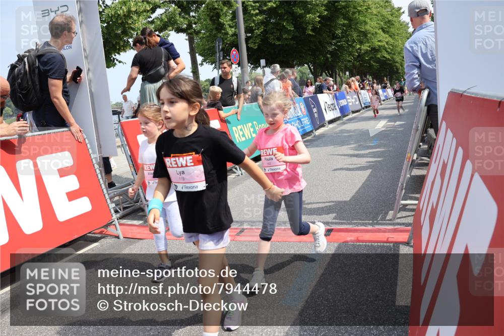 15.06.2025 - REWE Women's Run Strokosch-Dieckow http://msf.ph/oto/7944478 15.06.2025 11:36:15 Ziel 119, 129, 138, 182, 196, 202, 219, 241, 243, 271 meine-sportfotos.de