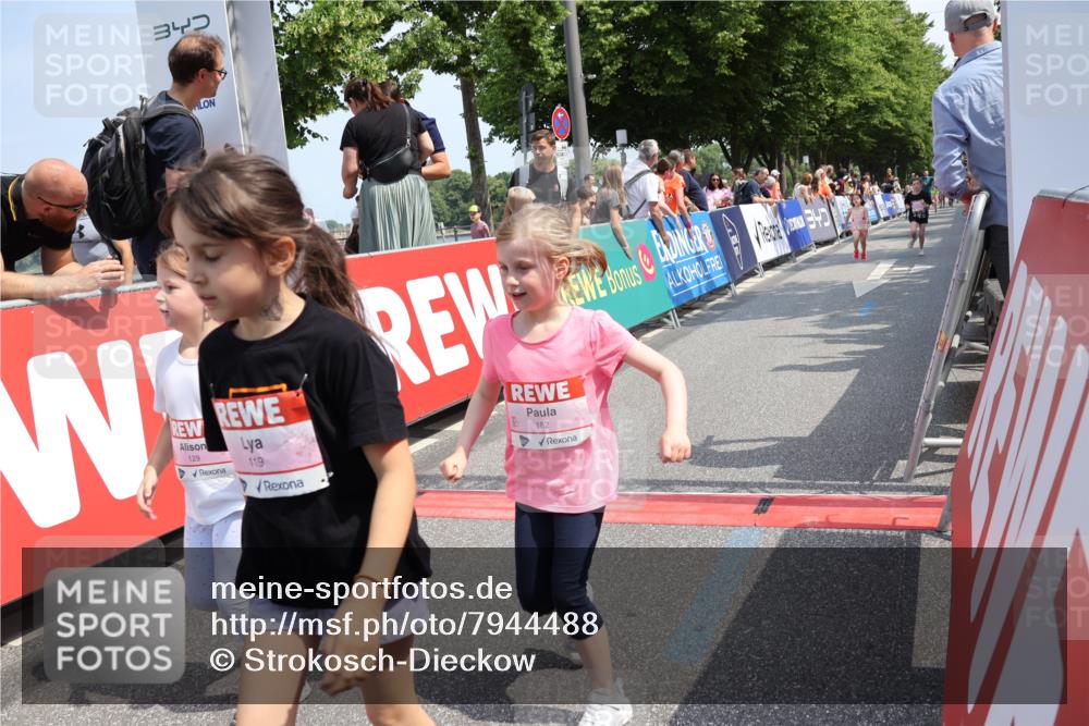 15.06.2025 - REWE Women's Run Strokosch-Dieckow http://msf.ph/oto/7944488 15.06.2025 11:36:15 Ziel 119, 129, 138, 182, 196, 202, 219, 241, 243, 271 meine-sportfotos.de