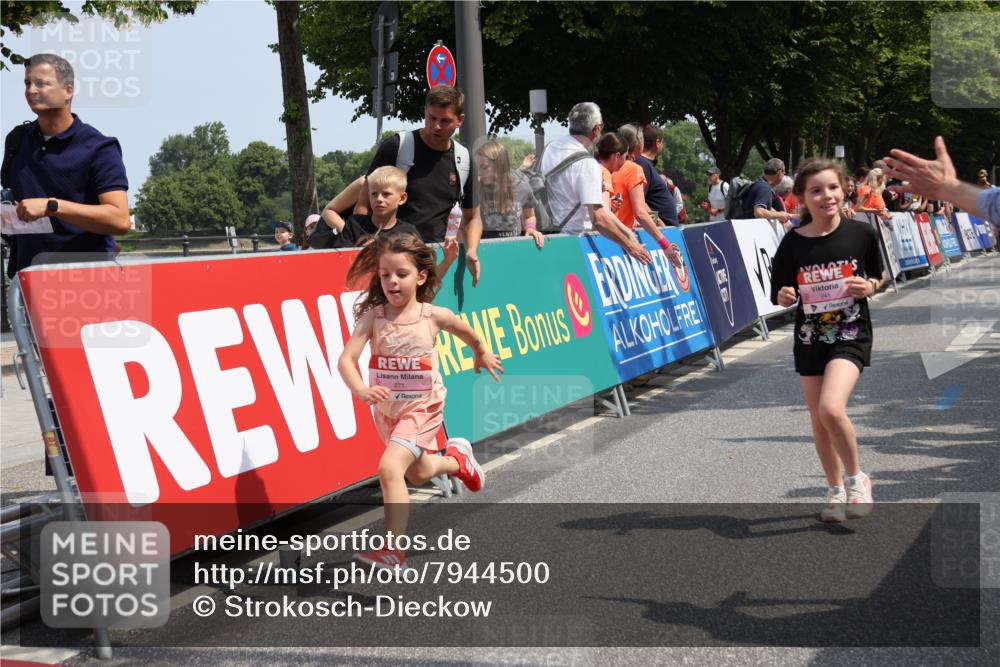 15.06.2025 - REWE Women's Run Strokosch-Dieckow http://msf.ph/oto/7944500 15.06.2025 11:36:18 Ziel 119, 129, 138, 182, 196, 219, 241, 271 meine-sportfotos.de