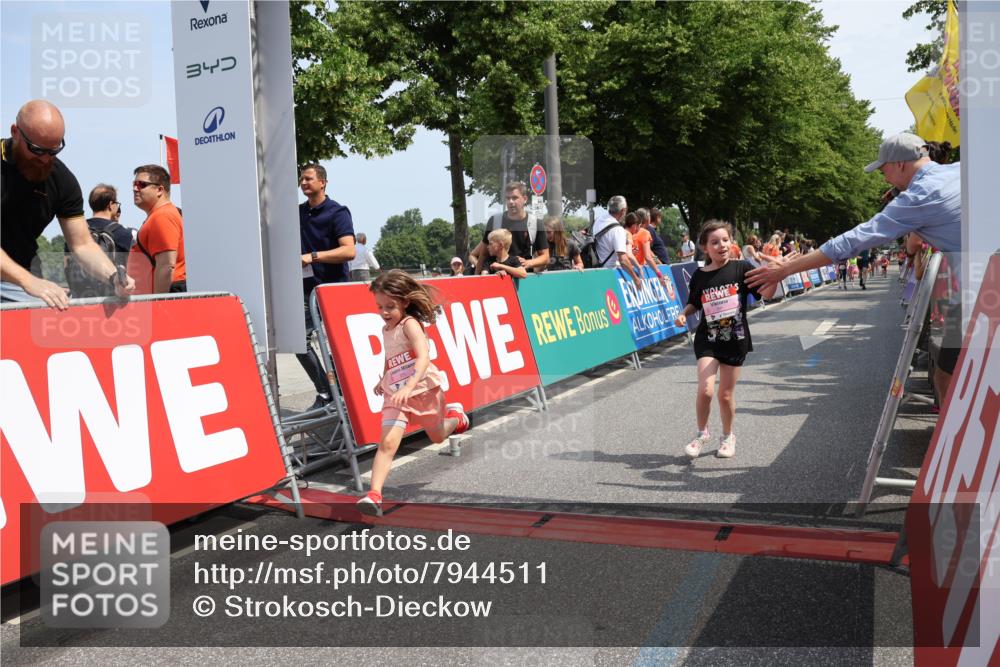 15.06.2025 - REWE Women's Run Strokosch-Dieckow http://msf.ph/oto/7944511 15.06.2025 11:36:19 Ziel 119, 129, 138, 182, 241, 271 meine-sportfotos.de