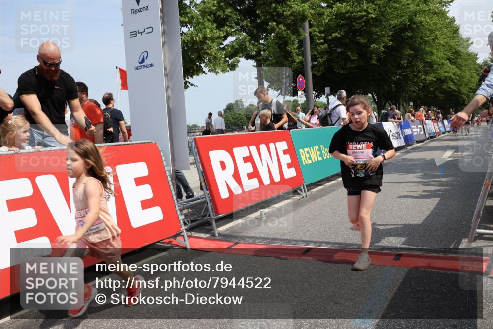 15.06.2025 - REWE Women's Run Strokosch-Dieckow http://msf.ph/oto/7944522 15.06.2025 11:36:19 Ziel 119, 129, 138, 182, 241, 271 meine-sportfotos.de
