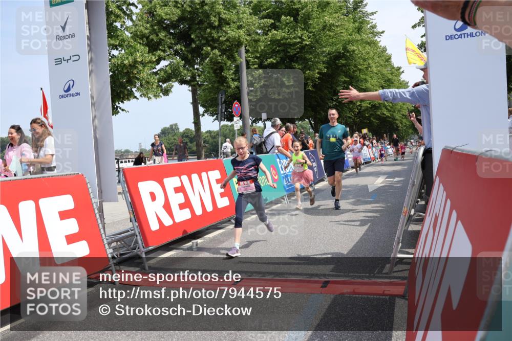 15.06.2025 - REWE Women's Run Strokosch-Dieckow http://msf.ph/oto/7944575 15.06.2025 11:36:26 Ziel 117, 127, 215, 241, 272, 289 meine-sportfotos.de