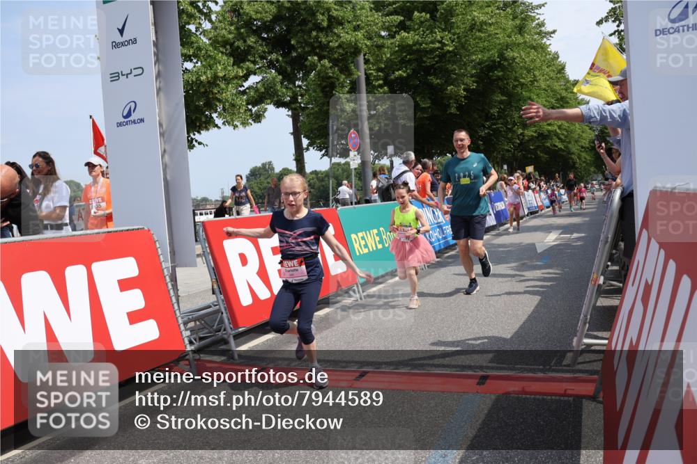 15.06.2025 - REWE Women's Run Strokosch-Dieckow http://msf.ph/oto/7944589 15.06.2025 11:36:26 Ziel 117, 127, 215, 241, 272, 289 meine-sportfotos.de