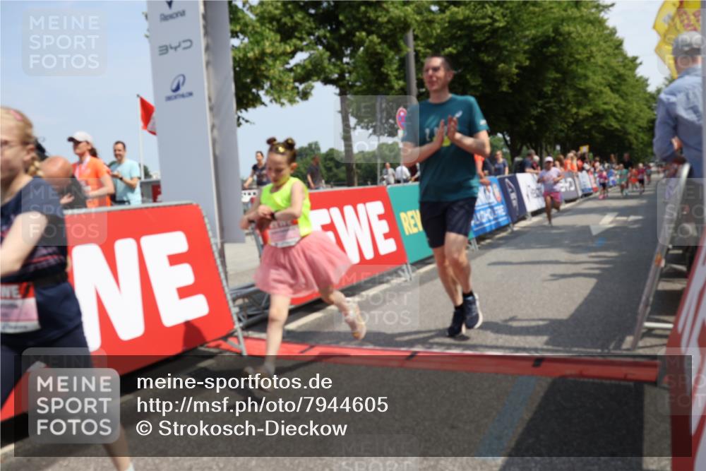 15.06.2025 - REWE Women's Run Strokosch-Dieckow http://msf.ph/oto/7944605 15.06.2025 11:36:27 Ziel 117, 127, 215, 272, 289 meine-sportfotos.de