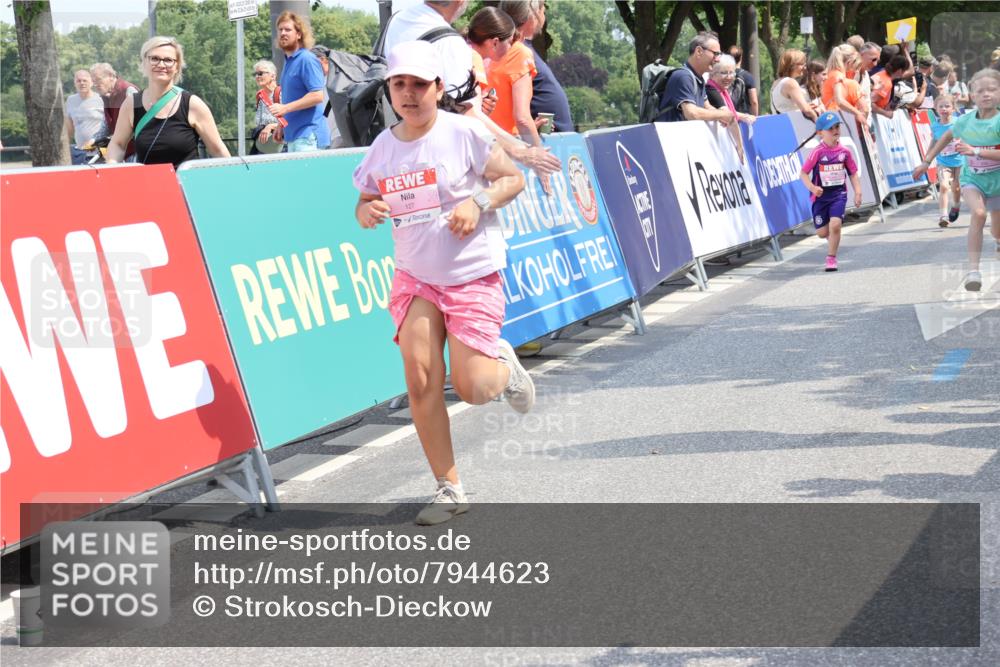 15.06.2025 - REWE Women's Run Strokosch-Dieckow http://msf.ph/oto/7944623 15.06.2025 11:36:29 Ziel 117, 127, 215, 259, 272, 289, 320 meine-sportfotos.de