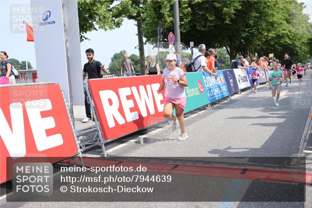 15.06.2025 - REWE Women's Run Strokosch-Dieckow http://msf.ph/oto/7944639 15.06.2025 11:36:29 Ziel 117, 127, 215, 259, 272, 289, 320 meine-sportfotos.de