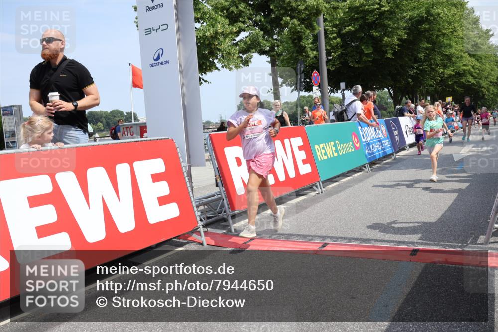 15.06.2025 - REWE Women's Run Strokosch-Dieckow http://msf.ph/oto/7944650 15.06.2025 11:36:30 Ziel 109, 117, 127, 215, 259, 272, 289, 320 meine-sportfotos.de