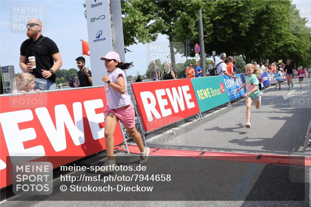 15.06.2025 - REWE Women's Run Strokosch-Dieckow http://msf.ph/oto/7944658 15.06.2025 11:36:30 Ziel 109, 117, 127, 215, 259, 272, 289, 320 meine-sportfotos.de