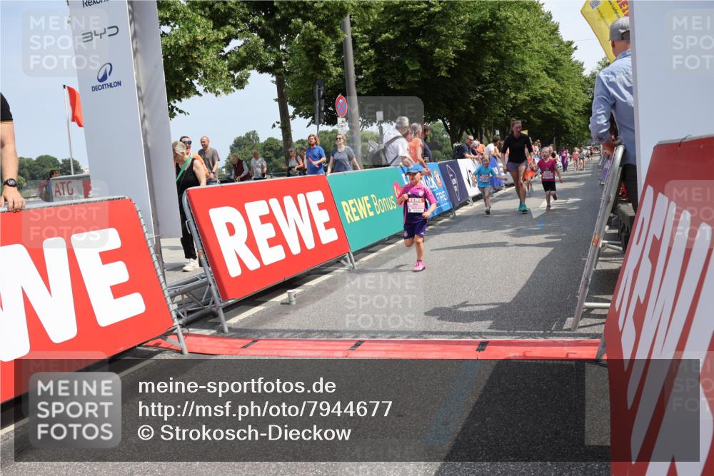 15.06.2025 - REWE Women's Run Strokosch-Dieckow http://msf.ph/oto/7944677 15.06.2025 11:36:32 Ziel 109, 117, 127, 171, 215, 259, 272, 289, 320 meine-sportfotos.de