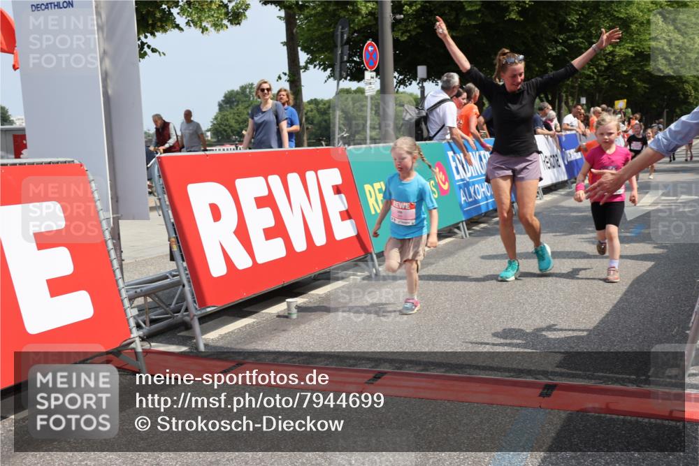 15.06.2025 - REWE Women's Run Strokosch-Dieckow http://msf.ph/oto/7944699 15.06.2025 11:36:33 Ziel 109, 117, 127, 171, 215, 259, 272, 279, 289, 320 meine-sportfotos.de