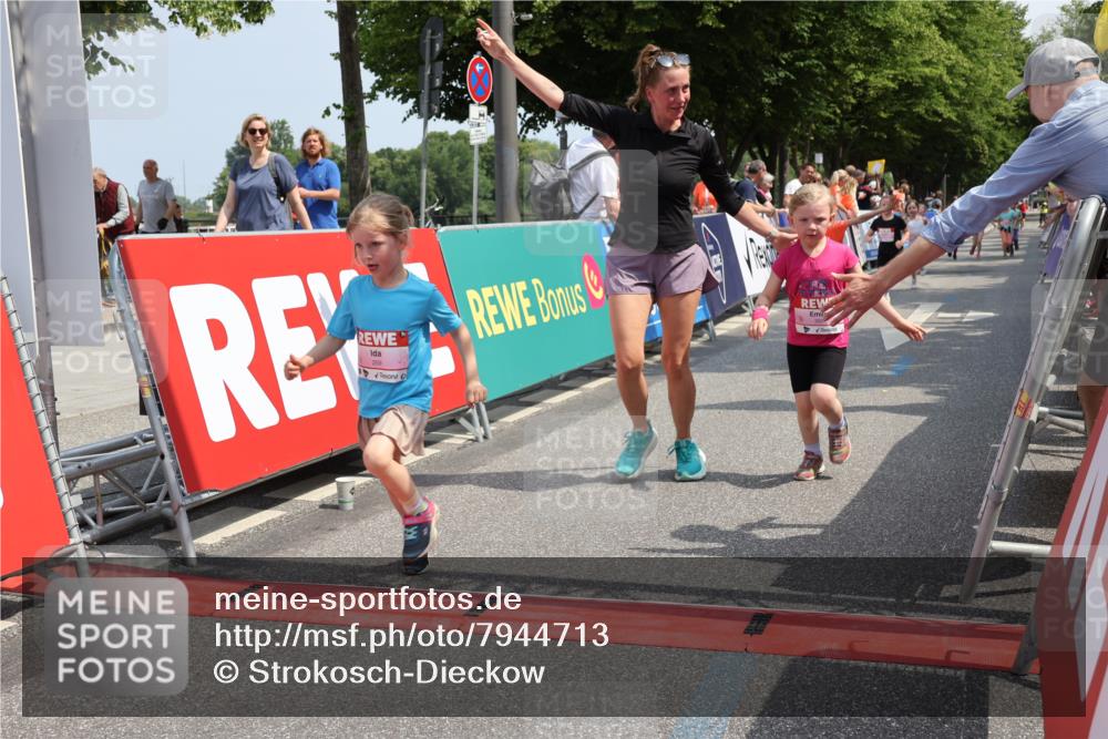 15.06.2025 - REWE Women's Run Strokosch-Dieckow http://msf.ph/oto/7944713 15.06.2025 11:36:34 Ziel 109, 117, 127, 171, 215, 259, 272, 279, 320 meine-sportfotos.de