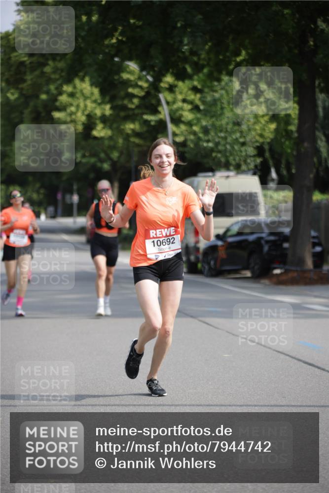 15.06.2025 - REWE Women's Run Jannik Wohlers http://msf.ph/oto/7944742 15.06.2025 08:47:52 Laufen 10692 meine-sportfotos.de