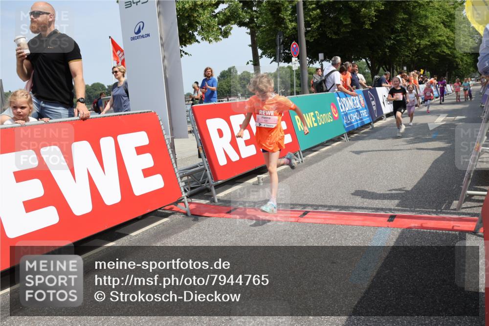 15.06.2025 - REWE Women's Run Strokosch-Dieckow http://msf.ph/oto/7944765 15.06.2025 11:36:36 Ziel 109, 127, 171, 215, 259, 272, 279, 307, 320 meine-sportfotos.de
