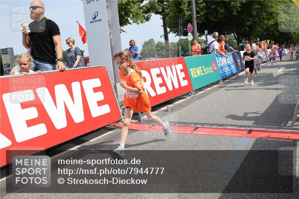 15.06.2025 - REWE Women's Run Strokosch-Dieckow http://msf.ph/oto/7944777 15.06.2025 11:36:36 Ziel 109, 127, 171, 215, 259, 272, 279, 307, 320 meine-sportfotos.de