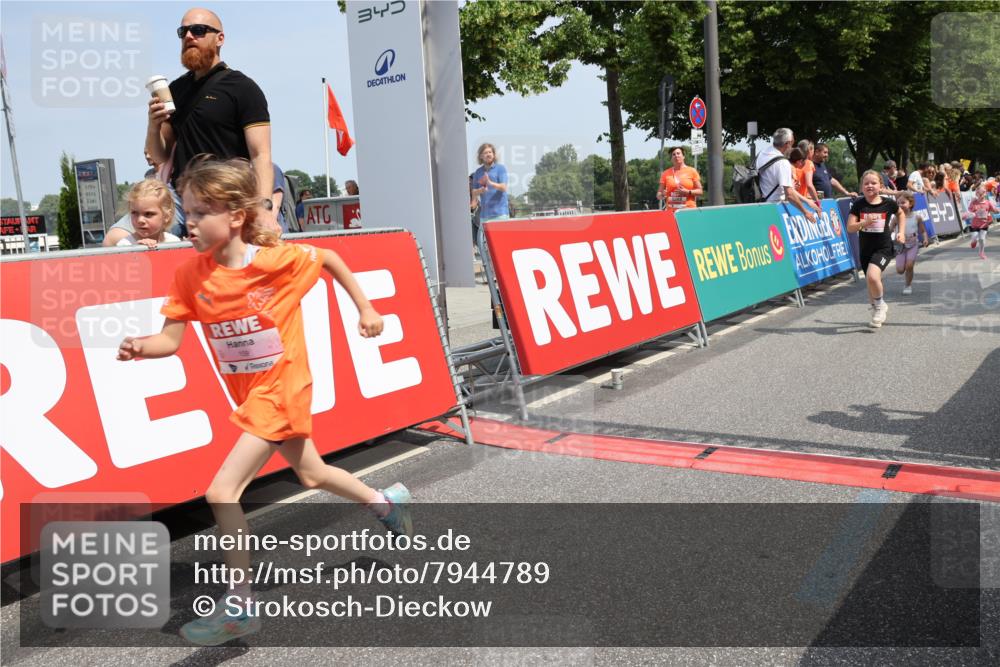 15.06.2025 - REWE Women's Run Strokosch-Dieckow http://msf.ph/oto/7944789 15.06.2025 11:36:37 Ziel 109, 127, 134, 171, 193, 215, 259, 272, 279, 307, 320 meine-sportfotos.de