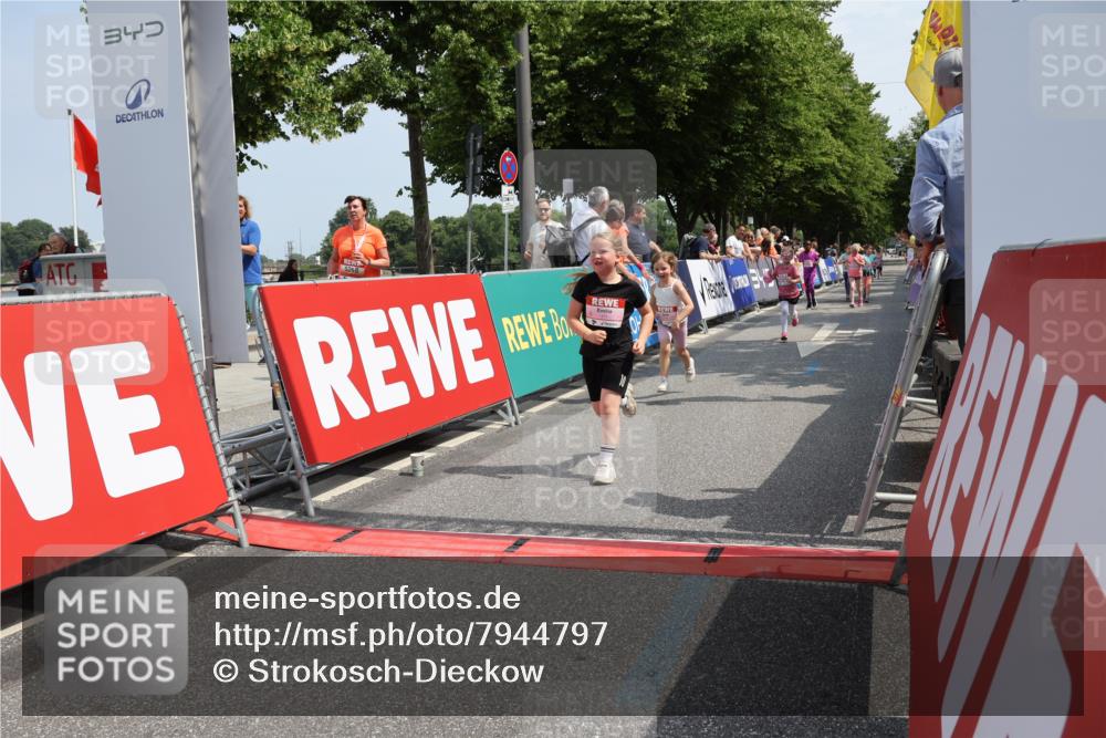 15.06.2025 - REWE Women's Run Strokosch-Dieckow http://msf.ph/oto/7944797 15.06.2025 11:36:37 Ziel 109, 127, 134, 171, 193, 215, 259, 272, 279, 307, 320 meine-sportfotos.de