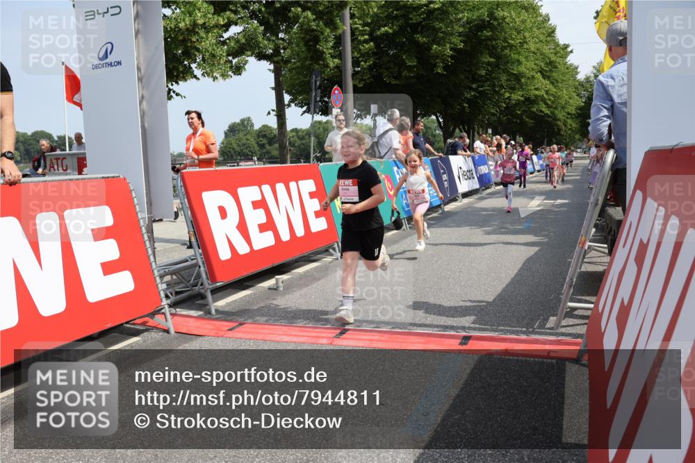 15.06.2025 - REWE Women's Run Strokosch-Dieckow http://msf.ph/oto/7944811 15.06.2025 11:36:38 Ziel 109, 134, 171, 193, 259, 272, 279, 307, 320 meine-sportfotos.de
