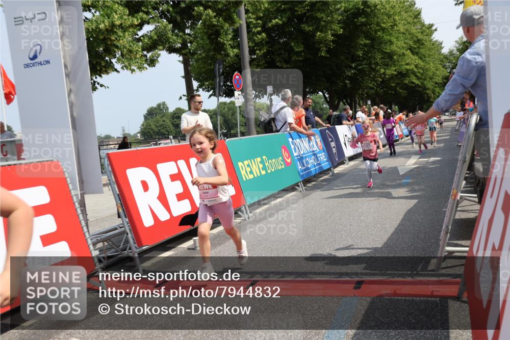 15.06.2025 - REWE Women's Run Strokosch-Dieckow http://msf.ph/oto/7944832 15.06.2025 11:36:39 Ziel 109, 134, 171, 193, 259, 272, 279, 307, 320 meine-sportfotos.de
