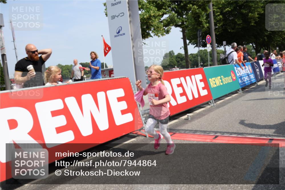 15.06.2025 - REWE Women's Run Strokosch-Dieckow http://msf.ph/oto/7944864 15.06.2025 11:36:41 Ziel 109, 134, 171, 193, 247, 248, 259, 279, 307, 320 meine-sportfotos.de