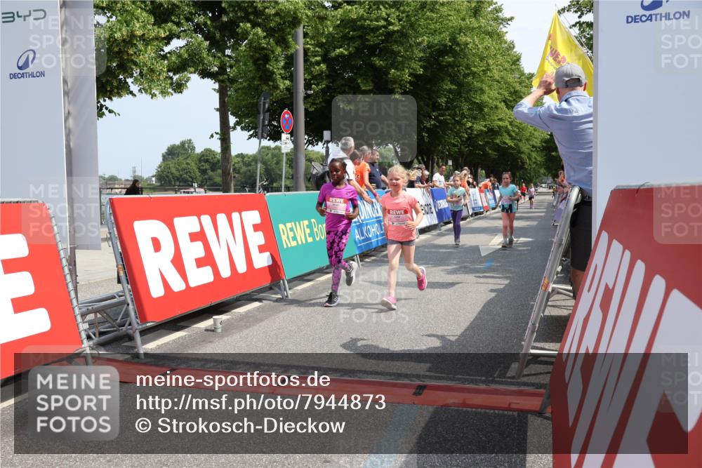 15.06.2025 - REWE Women's Run Strokosch-Dieckow http://msf.ph/oto/7944873 15.06.2025 11:36:42 Ziel 109, 134, 171, 193, 247, 248, 279, 307 meine-sportfotos.de