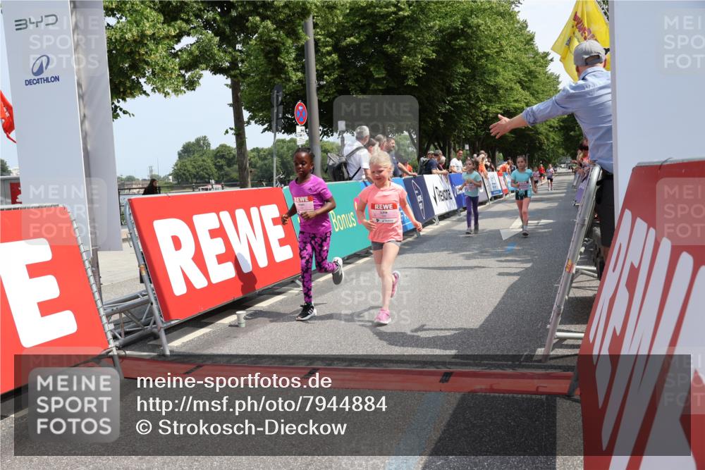 15.06.2025 - REWE Women's Run Strokosch-Dieckow http://msf.ph/oto/7944884 15.06.2025 11:36:43 Ziel 109, 134, 171, 193, 247, 248, 279, 307 meine-sportfotos.de