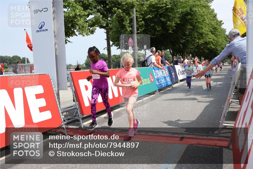 15.06.2025 - REWE Women's Run Strokosch-Dieckow http://msf.ph/oto/7944897 15.06.2025 11:36:43 Ziel 109, 134, 171, 193, 247, 248, 279, 307 meine-sportfotos.de