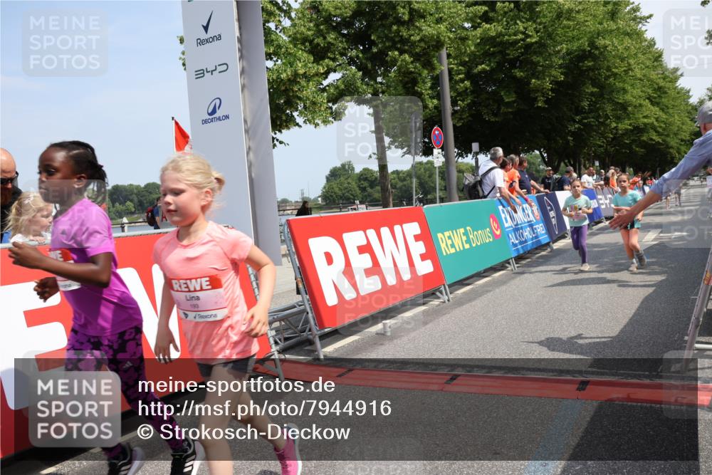 15.06.2025 - REWE Women's Run Strokosch-Dieckow http://msf.ph/oto/7944916 15.06.2025 11:36:44 Ziel 134, 171, 193, 247, 248, 279, 307 meine-sportfotos.de