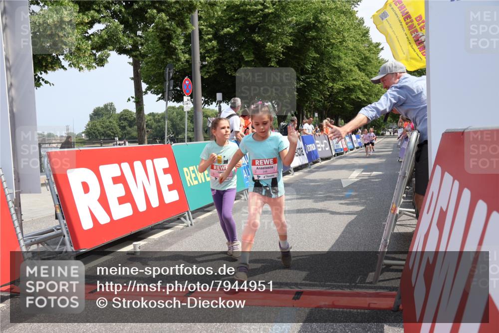 15.06.2025 - REWE Women's Run Strokosch-Dieckow http://msf.ph/oto/7944951 15.06.2025 11:36:46 Ziel 134, 193, 194, 247, 248, 279, 307 meine-sportfotos.de