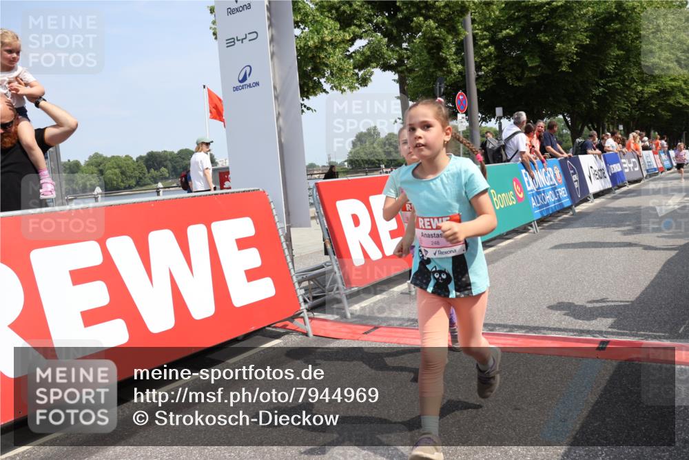 15.06.2025 - REWE Women's Run Strokosch-Dieckow http://msf.ph/oto/7944969 15.06.2025 11:36:47 Ziel 134, 193, 194, 247, 248, 307 meine-sportfotos.de