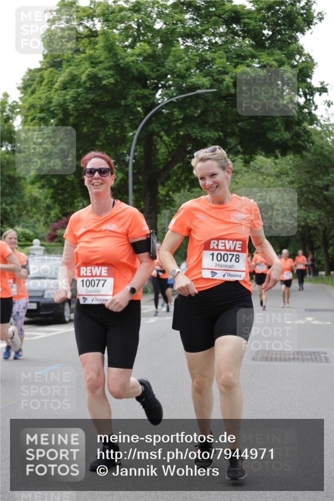 15.06.2025 - REWE Women's Run Jannik Wohlers http://msf.ph/oto/7944971 15.06.2025 08:29:34 Laufen 10077, 10078 meine-sportfotos.de