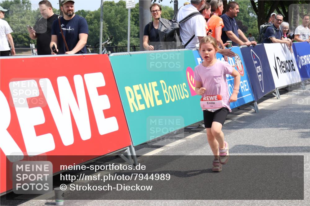15.06.2025 - REWE Women's Run Strokosch-Dieckow http://msf.ph/oto/7944989 15.06.2025 11:36:51 Ziel 194, 247, 248, 317 meine-sportfotos.de