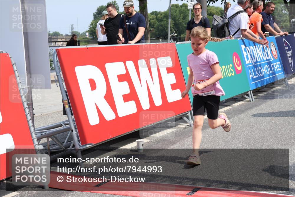 15.06.2025 - REWE Women's Run Strokosch-Dieckow http://msf.ph/oto/7944993 15.06.2025 11:36:52 Ziel 194, 247, 248, 317 meine-sportfotos.de