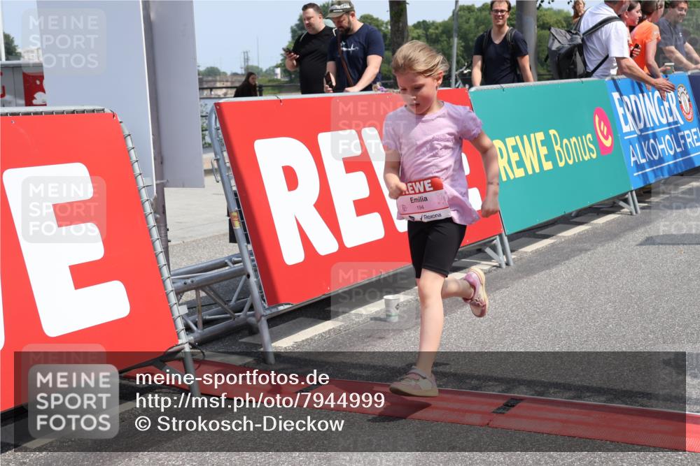 15.06.2025 - REWE Women's Run Strokosch-Dieckow http://msf.ph/oto/7944999 15.06.2025 11:36:52 Ziel 194, 247, 248, 317 meine-sportfotos.de