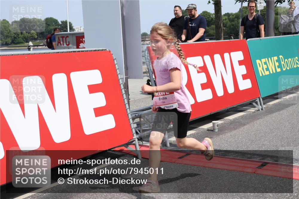 15.06.2025 - REWE Women's Run Strokosch-Dieckow http://msf.ph/oto/7945011 15.06.2025 11:36:52 Ziel 194, 247, 248, 317 meine-sportfotos.de
