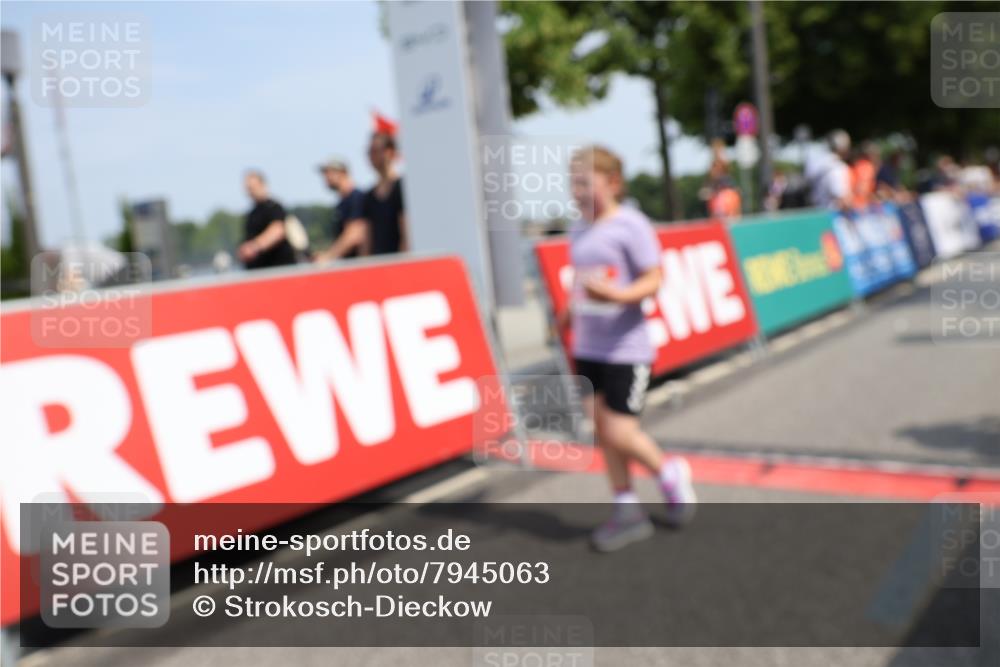 15.06.2025 - REWE Women's Run Strokosch-Dieckow http://msf.ph/oto/7945063 15.06.2025 11:36:56 Ziel 194, 317 meine-sportfotos.de