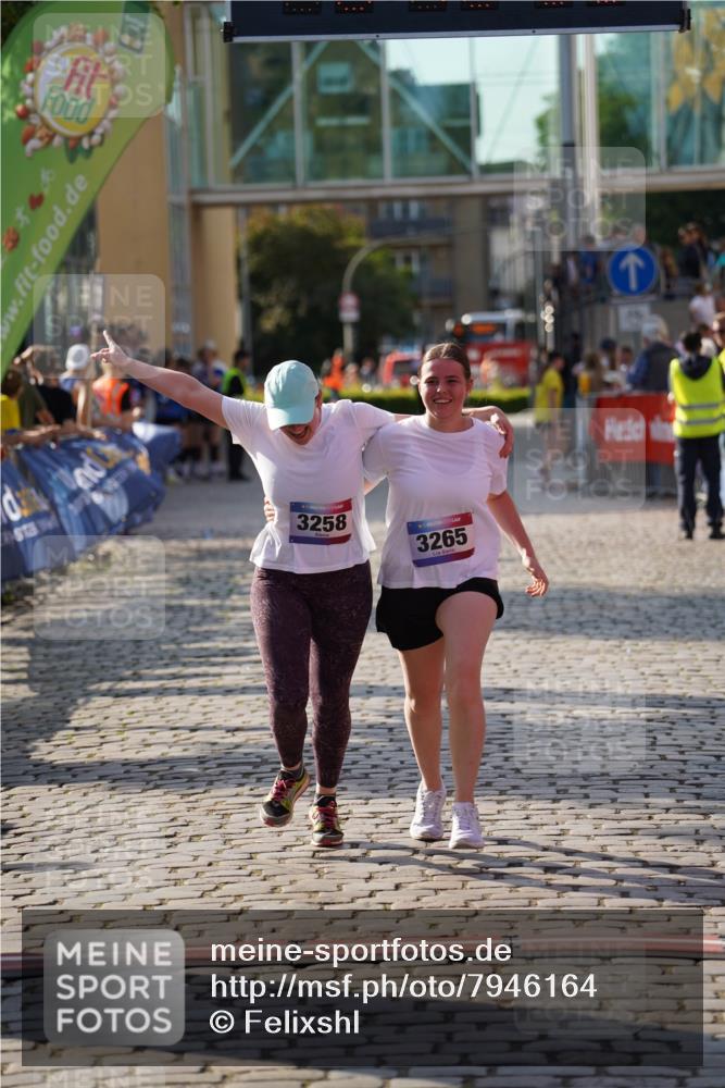 13.06.2025 - Holstenköstenlauf Felixshl http://msf.ph/oto/7946164 13.06.2025 18:12:21 Laufen 3258, 3265 meine-sportfotos.de