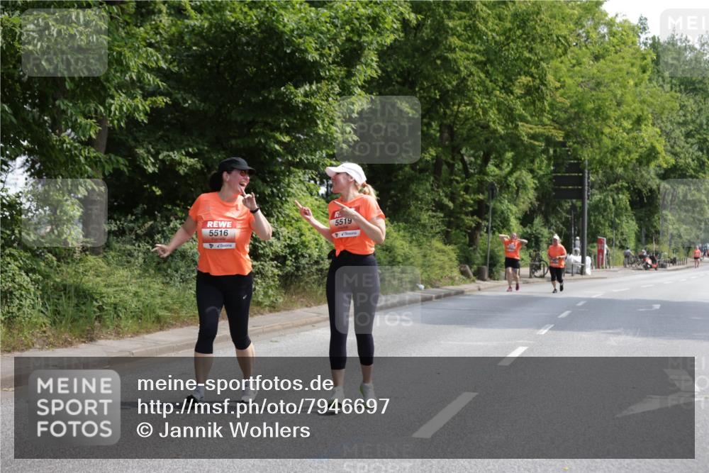 15.06.2025 - REWE Women's Run Jannik Wohlers http://msf.ph/oto/7946697 15.06.2025 10:21:22 Laufen 5516, 5519 meine-sportfotos.de