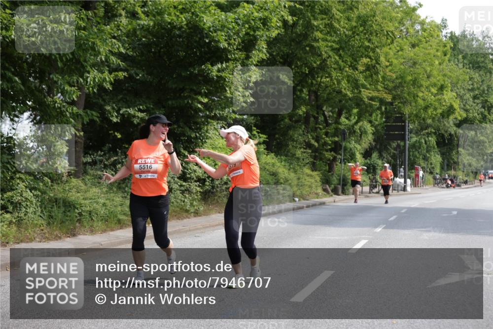 15.06.2025 - REWE Women's Run Jannik Wohlers http://msf.ph/oto/7946707 15.06.2025 10:21:22 Laufen 5516, 5519 meine-sportfotos.de