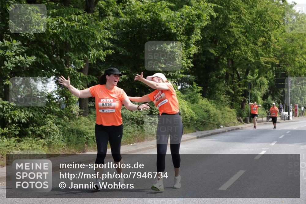 15.06.2025 - REWE Women's Run Jannik Wohlers http://msf.ph/oto/7946734 15.06.2025 10:21:23 Laufen 5516, 5519 meine-sportfotos.de