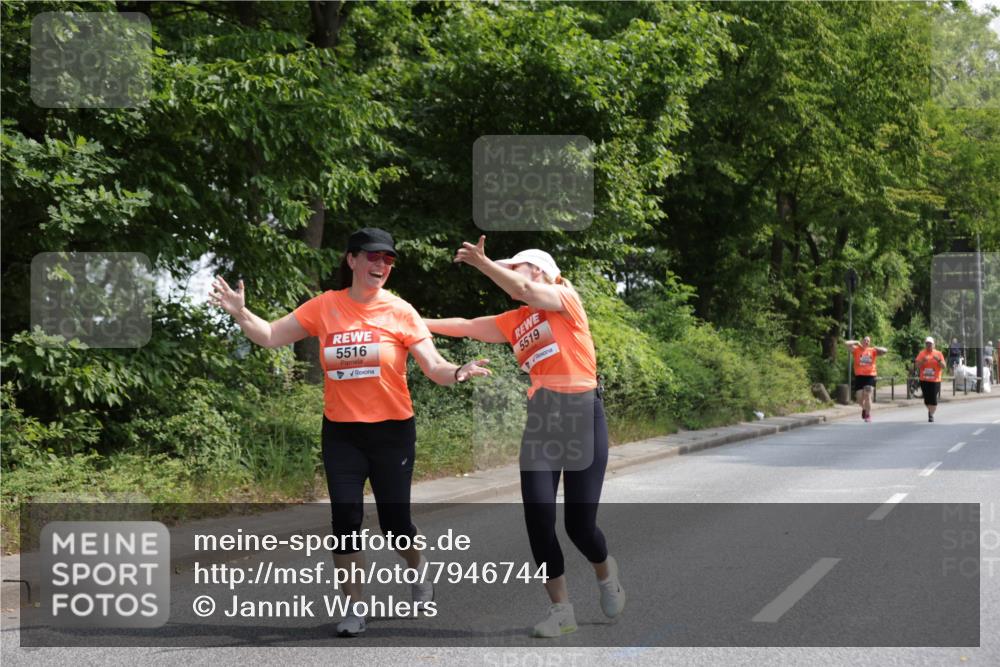 15.06.2025 - REWE Women's Run Jannik Wohlers http://msf.ph/oto/7946744 15.06.2025 10:21:23 Laufen 5516, 5519 meine-sportfotos.de