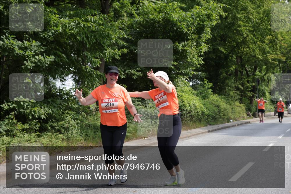 15.06.2025 - REWE Women's Run Jannik Wohlers http://msf.ph/oto/7946746 15.06.2025 10:21:23 Laufen 5516, 5519 meine-sportfotos.de