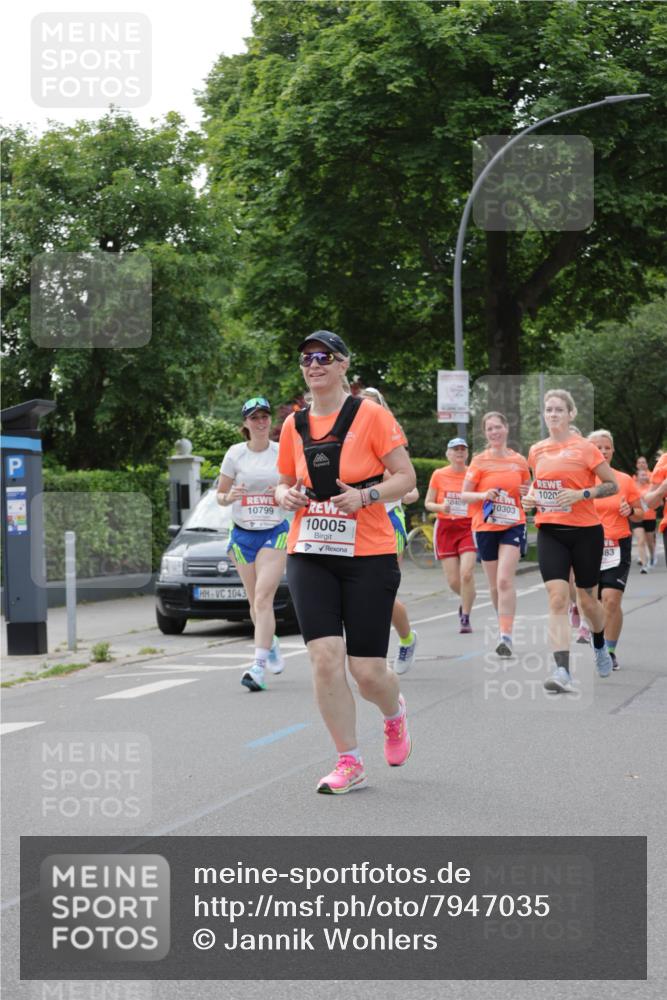 15.06.2025 - REWE Women's Run Jannik Wohlers http://msf.ph/oto/7947035 15.06.2025 08:30:16 Laufen 10799, 1043, 10005, 4, 0409, 10303, 1020, 83 meine-sportfotos.de