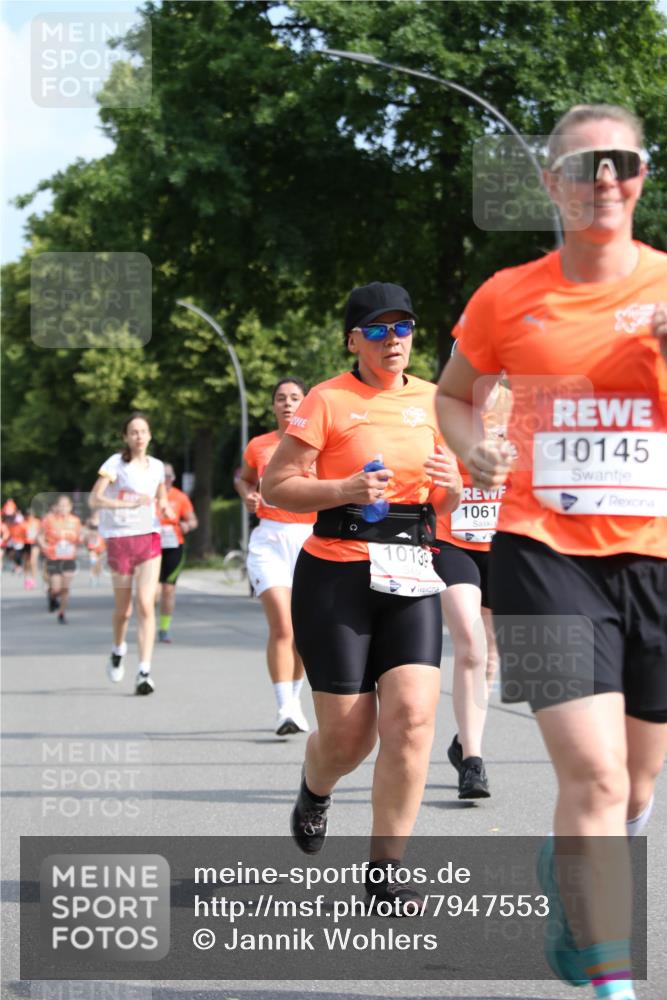 15.06.2025 - REWE Women's Run Jannik Wohlers http://msf.ph/oto/7947553 15.06.2025 09:45:58 Laufen 10139, 1061, 10145 meine-sportfotos.de