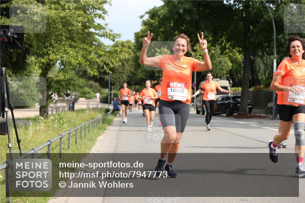 15.06.2025 - REWE Women's Run Jannik Wohlers http://msf.ph/oto/7947773 15.06.2025 09:46:09 Laufen 10298, 10649, 10323, 706 meine-sportfotos.de
