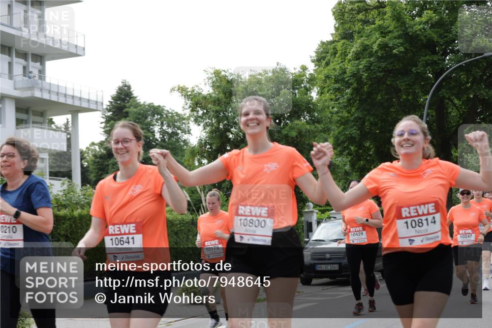 15.06.2025 - REWE Women's Run Jannik Wohlers http://msf.ph/oto/7948645 15.06.2025 08:31:10 Laufen 0210, 10641, 10800, 10179, 1043, 10429, 10814, 10247 meine-sportfotos.de