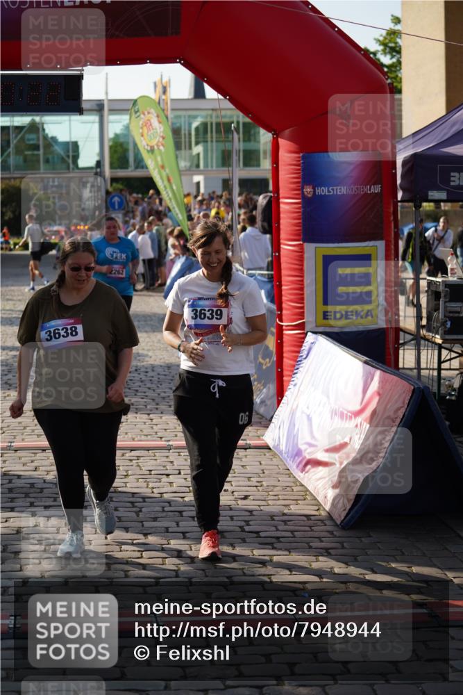 13.06.2025 - Holstenköstenlauf Felixshl http://msf.ph/oto/7948944 13.06.2025 18:20:23 Laufen 2262, 3638, 3639 meine-sportfotos.de